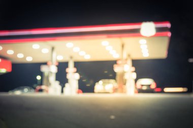 Vintage geceleri yakıt ikmali araba ile benzin istasyonu görüntü bulanık. , Odak benzin istasyonu ve alacakaranlık markette defocused. Benzin istasyonu arka plan kopya alanı ile bulanıklık