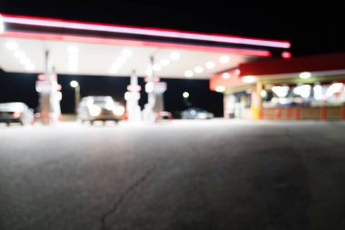 Benzin İstasyonu ile geceleri yakıt ikmali araba bulanık görüntü. , Odak benzin istasyonu ve alacakaranlık markette defocused. Benzin istasyonu arka plan kopya alanı ile bulanıklık.