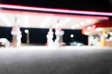 Benzin İstasyonu ile geceleri yakıt ikmali araba bulanık görüntü. , Odak benzin istasyonu ve alacakaranlık markette defocused. Benzin istasyonu arka plan kopya alanı ile bulanıklık.