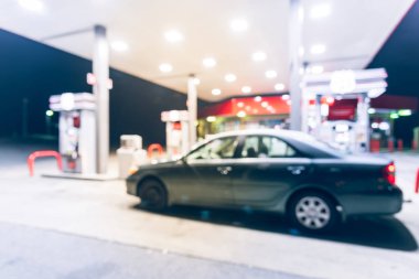 Geceleri Arkansas, ABD yakıt ikmali araba ile bulanık yakın çekim benzin istasyonu. , Odak benzin istasyonu ve alacakaranlık markette defocused. Soyut bulanık benzin istasyonu arka plan