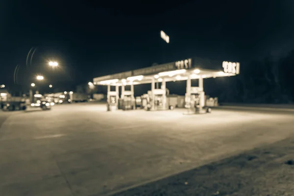 Vintage Wazig Beeld Van Tankstation Met Auto Tanken Bij Nacht — Stockfoto