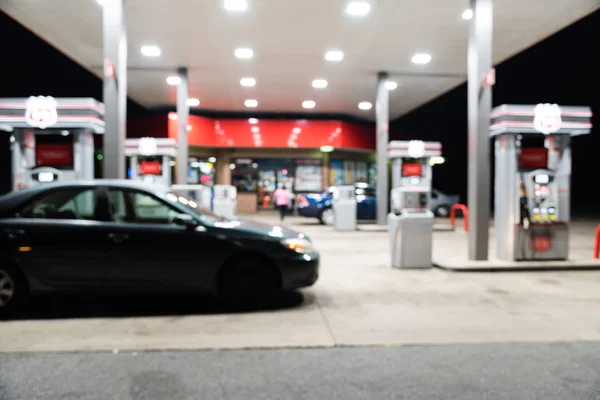 Gasolinera Borrosa Primer Plano Con Repostaje Automóviles Por Noche Arkansas — Foto de Stock