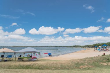 Texas, Usa-Haziran 16, 2018:People zevk grup piknik, Lynn Creek Park, Grand Prairie kamp. Satır katlanır sandalye, Masa, sağlıklı açık yaz etkinlikleri renkli yüksek tepe çadır