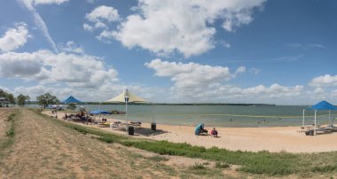 Texas, Usa-Haziran 16, 2018:Panorama waterfront Lynn Creek Park güzel beyaz kum plaj. Grup kamp alanları, yüksek tepe çadırları, piknik alanları ve kıyı. Sarı şişme şamandıra işaretleri güvenli yüzme