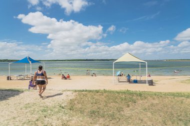 Texas, Usa-Haziran 16, 2018:People zevk grup piknik, Lynn Creek Park, Grand Prairie kamp. Satır katlanır sandalye, Masa, sağlıklı açık yaz etkinlikleri renkli yüksek tepe çadır