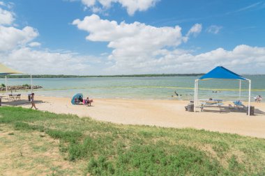 Texas, Usa-Haziran 16, 2018:People zevk grup piknik, Lynn Creek Park, Grand Prairie kamp. Satır katlanır sandalye, Masa, sağlıklı açık yaz etkinlikleri renkli yüksek tepe çadır