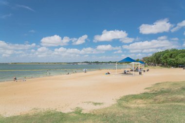 Texas, Usa-Haziran 16, 2018: waterfront Lynn Creek Park, Grand Prairie, Texas, güzel beyaz kum plaj. Yüzme, yüzen, grup kamp ve piknik lakeside çadırlar, bulut mavi gökyüzü, insanlar zevk