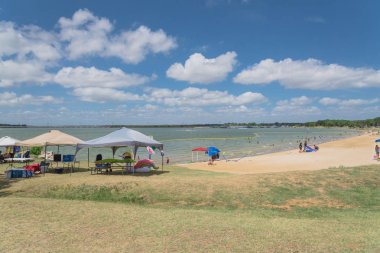 Texas, Usa-Haziran 16, 2018:People zevk grup piknik, Lynn Creek Park, Grand Prairie kamp. Satır katlanır sandalye, Masa, sağlıklı açık yaz etkinlikleri renkli yüksek tepe çadır