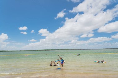 Texas, Usa-Haziran 16, 2018:People yüzme, Lynn Creek Park waterfront adlı yüzen tadını çıkarın. Güvenli yüzme alanı oluşturmak için oluşturmak için göl boyunca sarı şişme şamandıra işaretleri. Güneşli yaz bulut mavi gökyüzü
