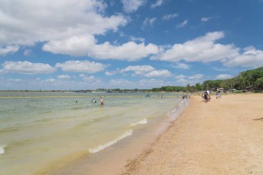 Texas, Usa-Haziran 16, 2018: waterfront Lynn Creek Park, Grand Prairie, Texas, güzel beyaz kum plaj. Yüzme, yüzen, grup kamp ve piknik lakeside çadırlar, bulut mavi gökyüzü, insanlar zevk