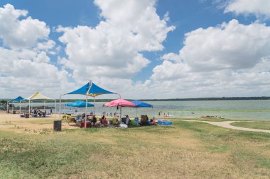 Texas, Usa-Haziran 16, 2018:People zevk grup piknik, Lynn Creek Park, Grand Prairie kamp. Satır katlanır sandalye, Masa, sağlıklı açık yaz etkinlikleri renkli yüksek tepe çadır