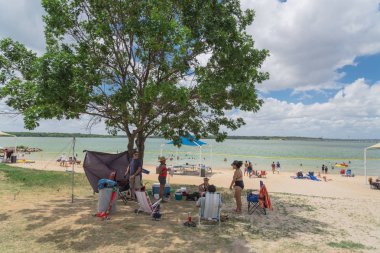 Texas, Usa-Haziran 16, 2018:People grup piknik, kamp alanları, Lynn Creek Park, Grand Prairie barbekü keyfini çıkarın. Katlanır sandalye Kur büyük ağaçlarının, sağlıklı açık yaz etkinlikleri altında kamp çadırları,