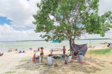 Texas, Usa-Haziran 16, 2018:People grup piknik, kamp alanları, Lynn Creek Park, Grand Prairie barbekü keyfini çıkarın. Katlanır sandalye Kur büyük ağaçlarının, sağlıklı açık yaz etkinlikleri altında kamp çadırları,