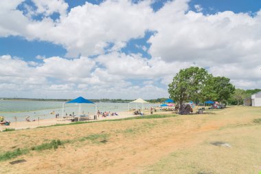 Texas, Usa-Haziran 16, 2018:People grup piknik, kamp alanları, Lynn Creek Park, Grand Prairie barbekü keyfini çıkarın. Katlanır sandalye Kur büyük ağaçlarının, sağlıklı açık yaz etkinlikleri altında kamp çadırları,