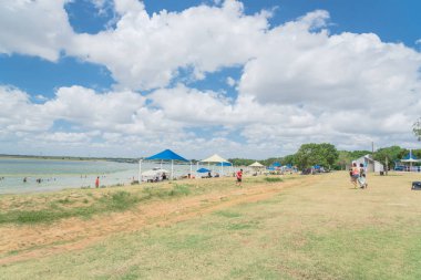 Texas, Usa-Haziran 16, 2018:People grup piknik, kamp alanları, Lynn Creek Park, Grand Prairie barbekü keyfini çıkarın. Katlanır sandalye Kur büyük ağaçlarının, sağlıklı açık yaz etkinlikleri altında kamp çadırları,