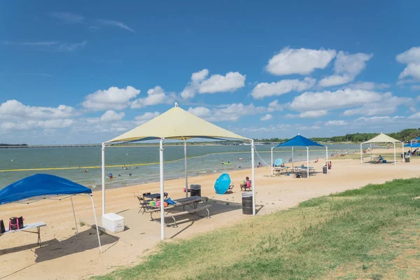 Texas, Usa-Haziran 16, 2018:People zevk grup piknik, Lynn Creek Park, Grand Prairie kamp. Satır katlanır sandalye, Masa, sağlıklı açık yaz etkinlikleri renkli yüksek tepe çadır