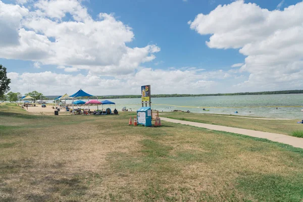 Texas, Usa-Haziran 16, 2018:People zevk grup piknik, Lynn Creek Park, Grand Prairie kamp. Satır katlanır sandalye, Masa, sağlıklı açık yaz etkinlikleri renkli yüksek tepe çadır