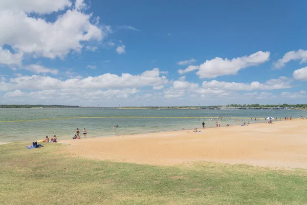 Texas, Usa-Haziran 16, 2018: waterfront Lynn Creek Park, Grand Prairie, Texas, güzel beyaz kum plaj. Yüzme, yüzen, grup kamp ve piknik lakeside çadırlar, bulut mavi gökyüzü, insanlar zevk