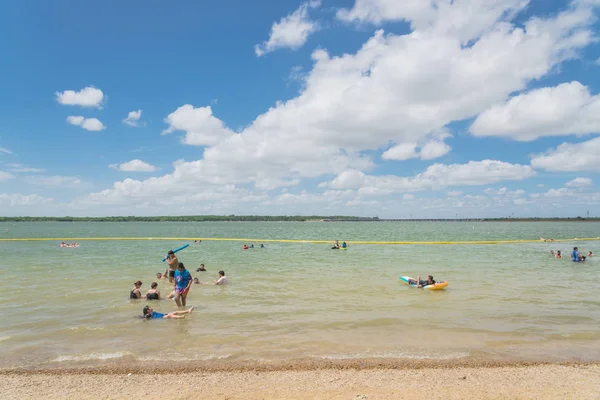 Texas, Usa-Haziran 16, 2018:People yüzme, Lynn Creek Park waterfront adlı yüzen tadını çıkarın. Güvenli yüzme alanı oluşturmak için oluşturmak için göl boyunca sarı şişme şamandıra işaretleri. Güneşli yaz bulut mavi gökyüzü