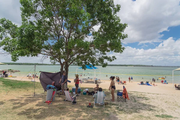 Texas, Usa-Haziran 16, 2018:People grup piknik, kamp alanları, Lynn Creek Park, Grand Prairie barbekü keyfini çıkarın. Katlanır sandalye Kur büyük ağaçlarının, sağlıklı açık yaz etkinlikleri altında kamp çadırları,