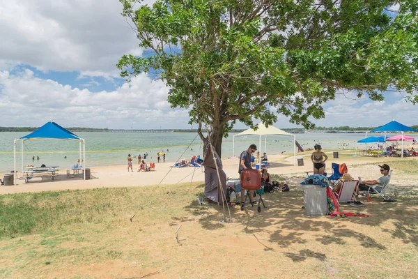 Texas, Usa-Haziran 16, 2018:People grup piknik, kamp alanları, Lynn Creek Park, Grand Prairie barbekü keyfini çıkarın. Katlanır sandalye Kur büyük ağaçlarının, sağlıklı açık yaz etkinlikleri altında kamp çadırları,