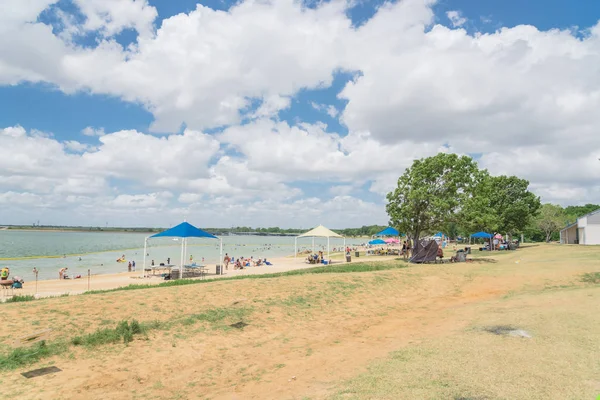 Texas, Usa-Haziran 16, 2018:People grup piknik, kamp alanları, Lynn Creek Park, Grand Prairie barbekü keyfini çıkarın. Katlanır sandalye Kur büyük ağaçlarının, sağlıklı açık yaz etkinlikleri altında kamp çadırları,