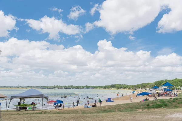 Texas, Usa-Haziran 16, 2018:People grup piknik, kamp alanları, Lynn Creek Park, Grand Prairie barbekü keyfini çıkarın. Katlanır sandalye Kur büyük ağaçlarının, sağlıklı açık yaz etkinlikleri altında kamp çadırları,