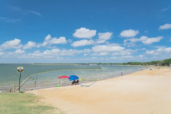 得克萨斯州 2018年6月16日 美丽的白沙海滩在滨水公园 大大草原 得克萨斯州 人们喜欢游泳 团体露营和野餐在湖畔帐篷 云蓝天 — 图库照片