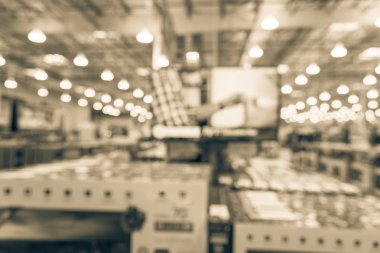 Vintage bulanık elektronik mağaza bokeh arka plan bulanık. Televizyon perakende mağazası, toptan mağaza rafındaki TV görüntüler. Ufuk ambar iç teknoloji koridor ve raflar