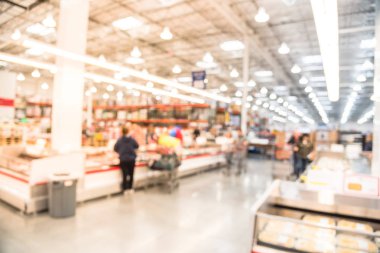 Bulanık görüntü müşteriler alışveriş taze çiğ sığır eti, domuz eti, tavuk, balık et bölümü bizi toptan deposunda. Et dilimleri kutulara bir büyük süpermarket çeşitli tam dolu raflar.