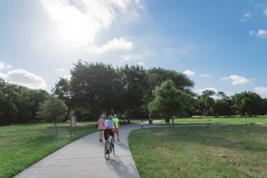 Amerika'da parkta egzersiz, yürüyüş, koşu, Bisiklet insanlar görünümünü arka. Sağlıklı yaşam konsepti