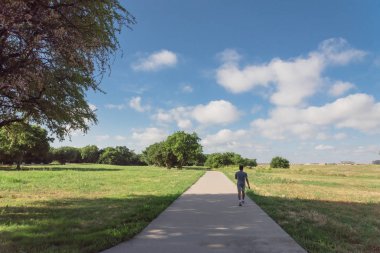 Arkadan görünüm etkin bir Asyalı adamın Park'ta sabahın erken saatlerinde koşu. Sağlıklı yaşam konsepti