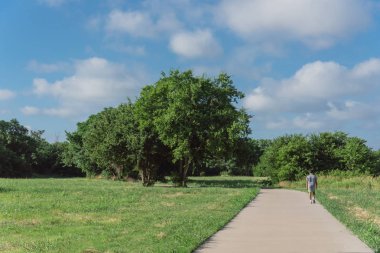 Arkadan görünüm etkin bir Asyalı adamın Park'ta sabahın erken saatlerinde koşu. Sağlıklı yaşam konsepti