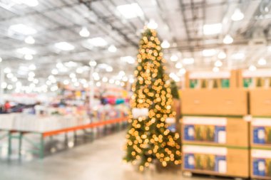 Toptan mağaza bulanık görüntü büyük Noel ağacı süsle. Çelenk ve dizeleri bokeh ışıkların yapay Noel ağacı surround. Amerika'da satış için görüntülenen Noel süsleri.