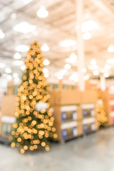 Életlen Kép Óriási Karácsonyfa Díszítés Ben Nagybani Boltban Koszorúk Karakterláncok — Stock Fotó