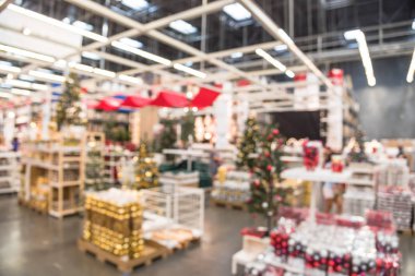 Bulanık renkli satır, raflar plastik Noel zil süsler, çelenk, aydınlatmalar ve büyük mobilya depo satışında yapay Noel ağacı süsle. Bokeh ışıklar arka plan.