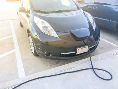 Kapağın takılı şarj cihazı ile şarj istasyonu, elektrikli araba. Şarj edilebilir piller araç park çok az yakıt ikmali. Kavramı gelecekteki otomobil ve ulaşım