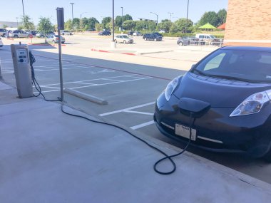 Elektrikli otomobil başlık takılı şarj cihazı ile şarj istasyonu. Şarj edilebilir piller araç yakıt ikmali, otoparklar ABD perakende mağaza. Kavramı gelecekteki otomobil ve ulaşım