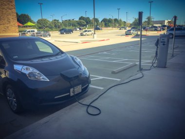 Elektrikli otomobil başlık takılı şarj cihazı ile şarj istasyonu. Şarj edilebilir piller araç yakıt ikmali, otoparklar ABD perakende mağaza. Kavramı gelecekteki otomobil ve ulaşım