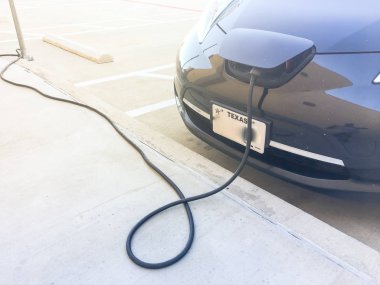 Kapağın takılı şarj cihazı ile şarj istasyonu, elektrikli araba. Şarj edilebilir piller araç park çok az yakıt ikmali. Kavramı gelecekteki otomobil ve ulaşım