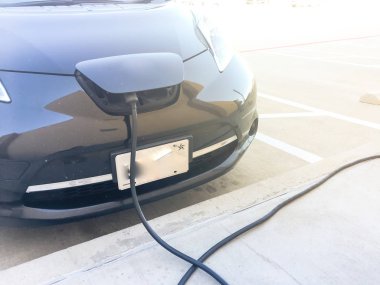 Kapağın takılı şarj cihazı ile şarj istasyonu, elektrikli araba. Şarj edilebilir piller araç park çok az yakıt ikmali. Kavramı gelecekteki otomobil ve ulaşım