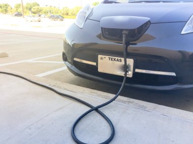 Kapağın takılı şarj cihazı ile şarj istasyonu, elektrikli araba. Şarj edilebilir piller araç park çok az yakıt ikmali. Kavramı gelecekteki otomobil ve ulaşım