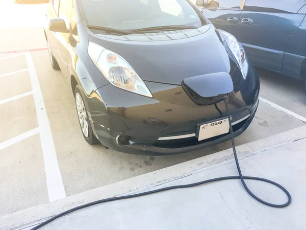 Kapağın takılı şarj cihazı ile şarj istasyonu, elektrikli araba. Şarj edilebilir piller araç park çok az yakıt ikmali. Kavramı gelecekteki otomobil ve ulaşım