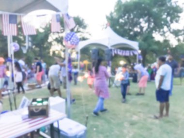 Soyut maytap havai fişek ile eğleniyor çocuklar ve parlayan 4 Temmuz kutlamaları olay Irving, Texas, ABD. Yerel halk kalabalık çeşitli grup akşam saatlerinde dört Temmuz kutlamak