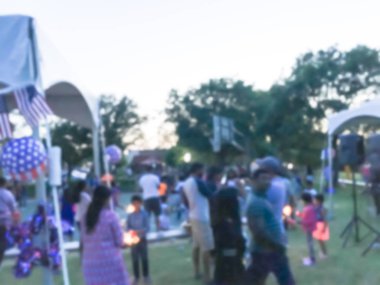 Soyut maytap havai fişek ile eğleniyor çocuklar ve parlayan 4 Temmuz kutlamaları olay Irving, Texas, ABD. Yerel halk kalabalık çeşitli grup akşam saatlerinde dört Temmuz kutlamak