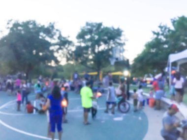 Soyut maytap havai fişek ile eğleniyor çocuklar ve parlayan 4 Temmuz kutlamaları olay Irving, Texas, ABD. Yerel halk kalabalık çeşitli grup akşam saatlerinde dört Temmuz kutlamak