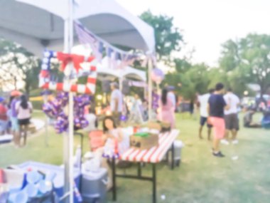 Hareket bulanık çeşitli grup 4 Temmuz itibariyle yerel halk kutlama olay. Arka plan Temmuz'u kutlamak Organizatör kabinleri, çadır Irving, Texas, ABD ile akşam.