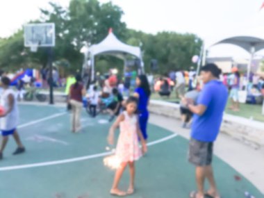 Soyut maytap havai fişek ile eğleniyor çocuklar ve parlayan 4 Temmuz kutlamaları olay Irving, Texas, ABD. Yerel halk kalabalık çeşitli grup akşam saatlerinde dört Temmuz kutlamak