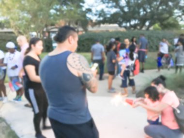 Soyut maytap havai fişek ile eğleniyor çocuklar ve parlayan 4 Temmuz kutlamaları olay Irving, Texas, ABD. Yerel halk kalabalık çeşitli grup akşam saatlerinde dört Temmuz kutlamak