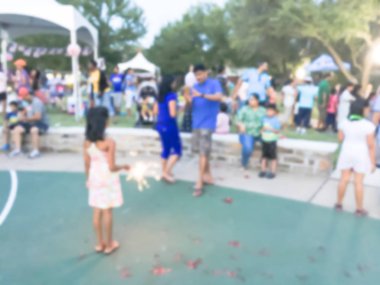 Soyut maytap havai fişek ile eğleniyor çocuklar ve parlayan 4 Temmuz kutlamaları olay Irving, Texas, ABD. Yerel halk kalabalık çeşitli grup akşam saatlerinde dört Temmuz kutlamak